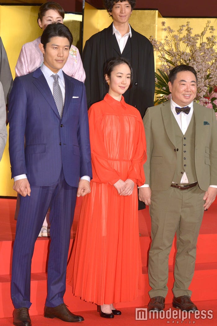 鈴木亮平、黒木華、塚地武雅(C)モデルプレス