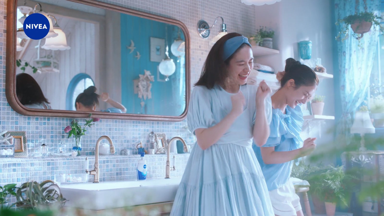 筧美和子、谷まりあ／WEBCMより（提供写真）