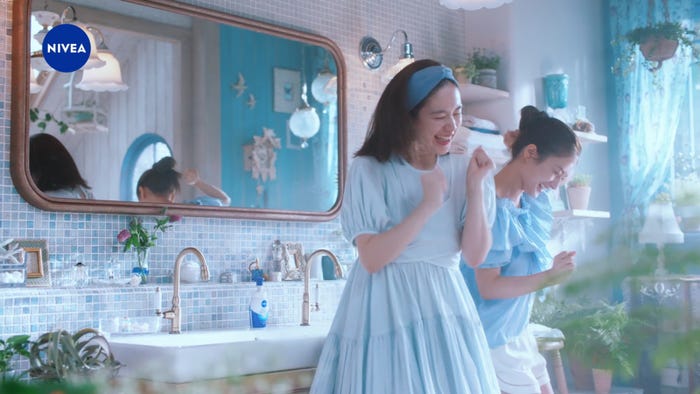 筧美和子、谷まりあ/WEBCMより(提供写真)