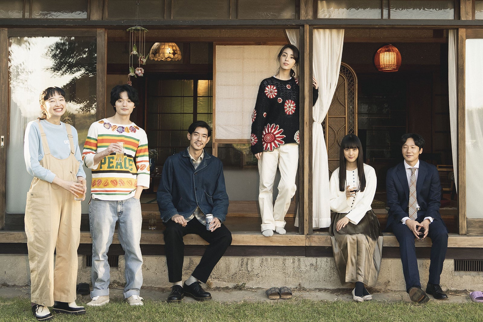 （左から）めがね、篠田諒、中島歩、柳ゆり菜、大友花恋、前原滉 （C）2022「散歩時間～その日を待ちながら～」製作委員会