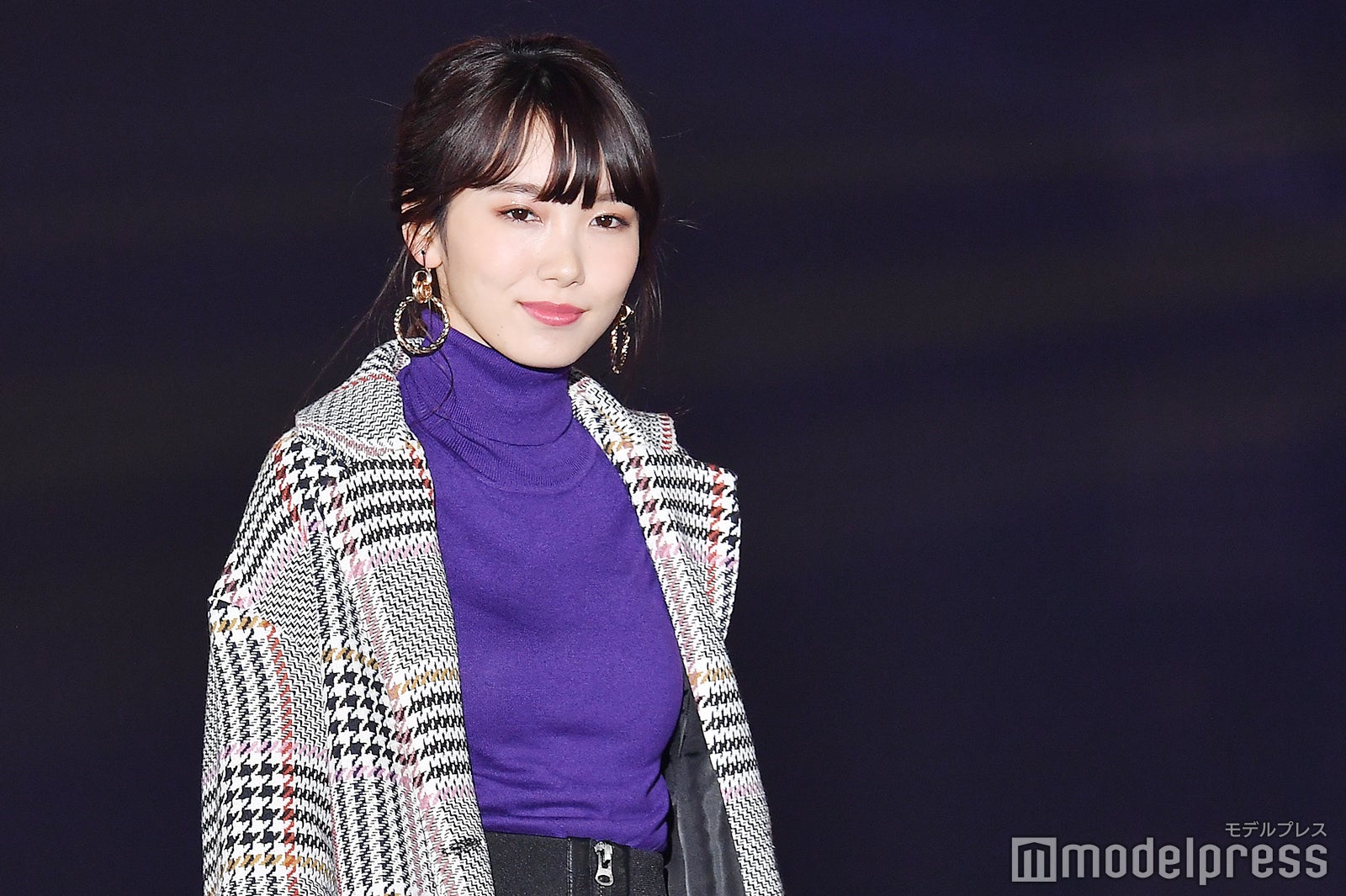 飯豊まりえ、タイトミニの色白美脚で視線独占＜GirlsAward 2018 A／W＞