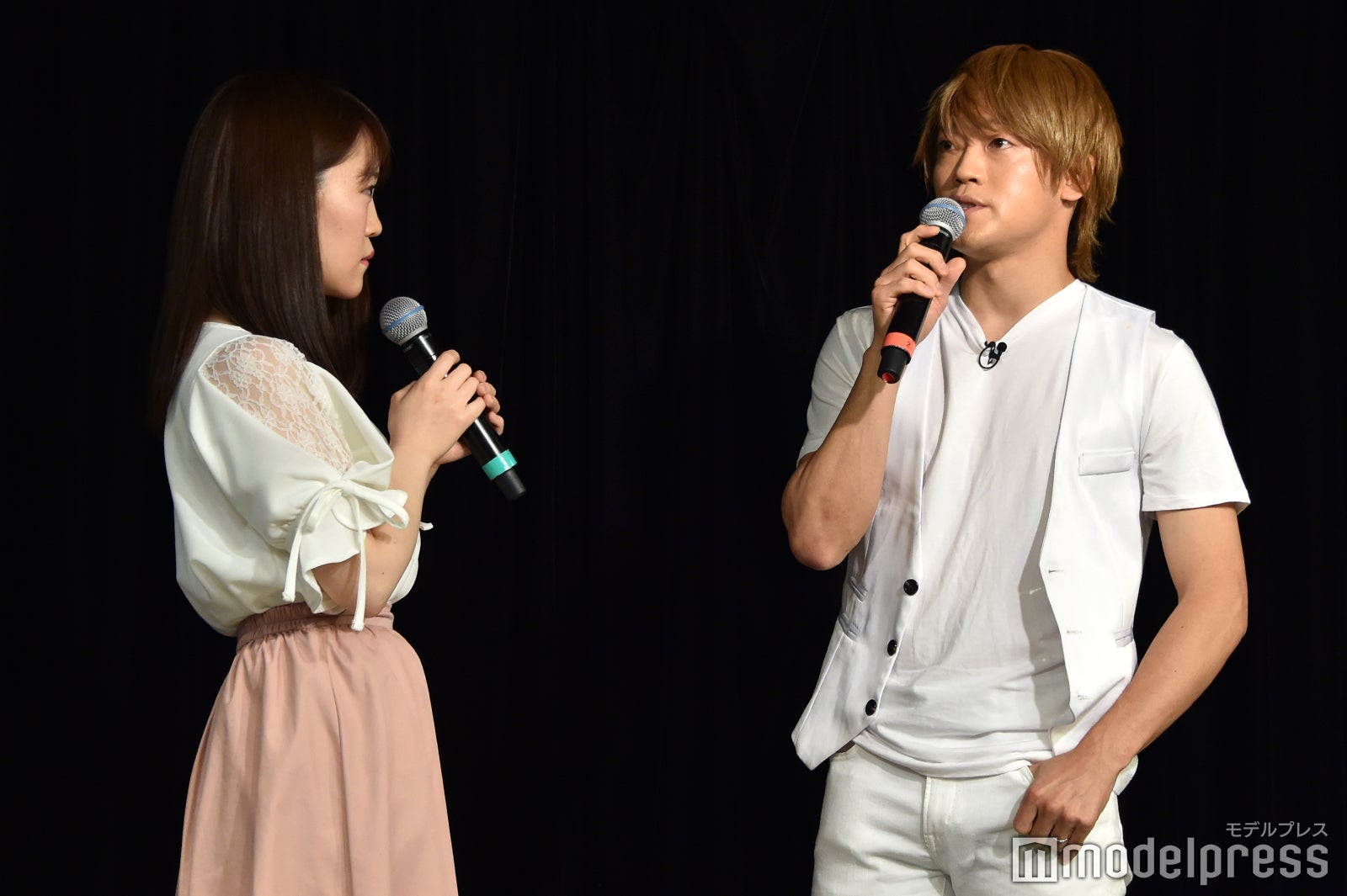 イベントに参加した女子大生と即興演技