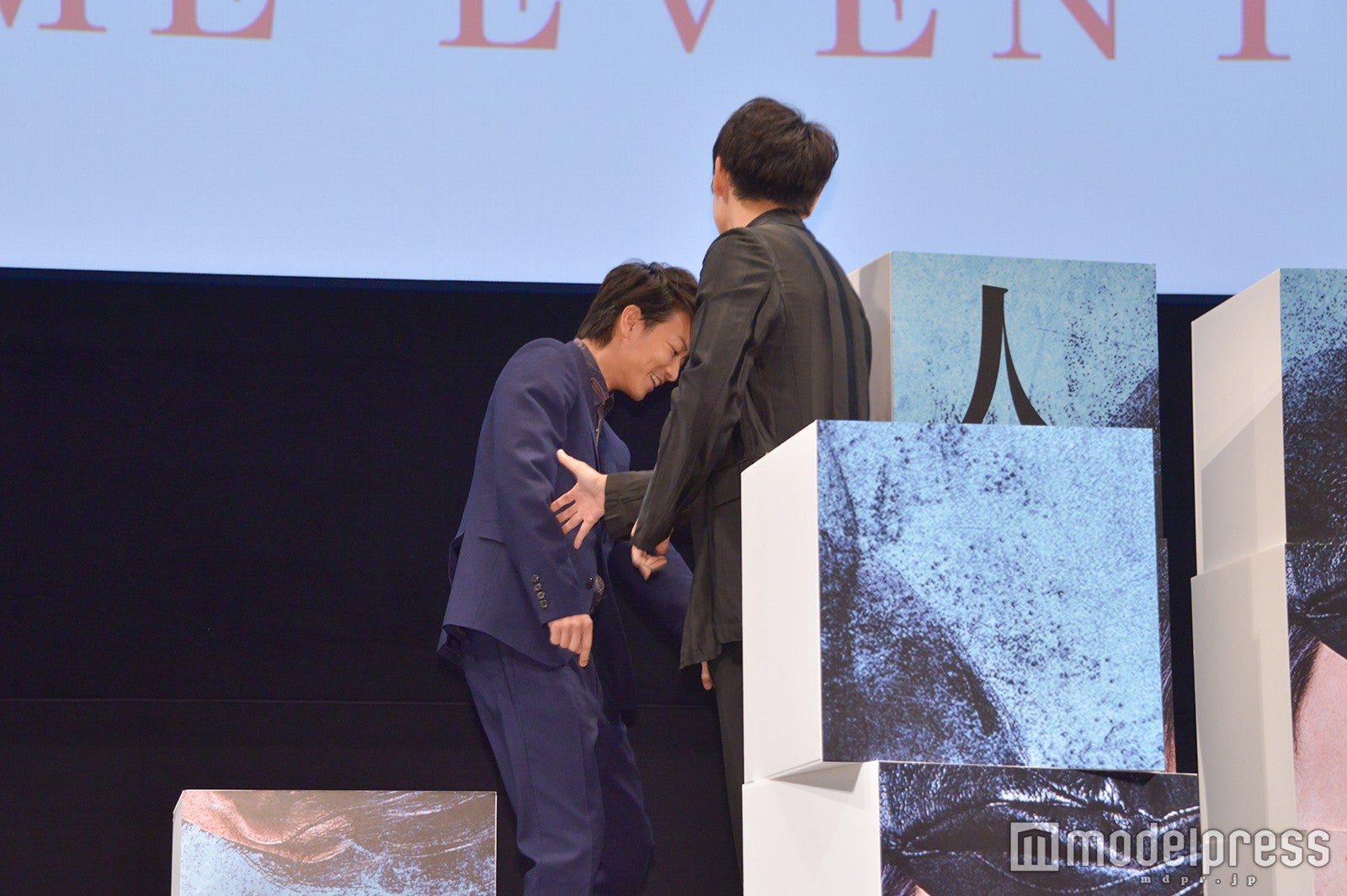 退散を促す綾野剛（C）モデルプレス