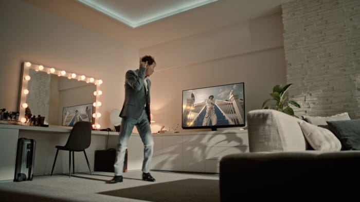 中居正広/新テレビCM「チチンペイペイ劇団来日」篇より(提供写真)