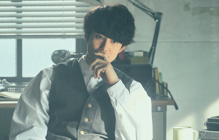 岡田将生(C)2020映画「さんかく窓の外側は夜」製作委員会 (C)Tomoko Yamashita/libre