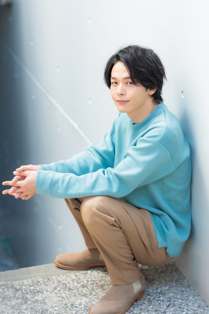 中村倫也/「steady.」11月号(C)宝島社/衣装クレジット:ニット¥30,000/アタッチメント、パンツ¥27,000/クルニ(ともにシアンピーアール)、その他/スタイリスト私物