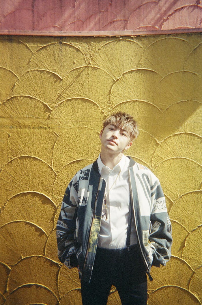 昼に中野の街を歩いている際のカット/佐野玲於ソロ写真集『さのさん』未収録カット(画像提供:主婦と生活社)