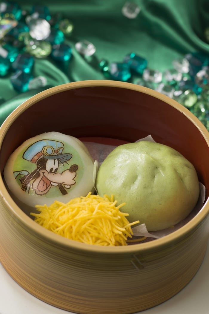 「ヴォルケイニア・レストラン」点心三種(シーフードにら饅頭、肉まん、錦糸しゅうまい)450円/(C)Disney