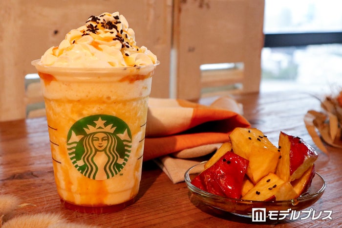 (写真左)2020年9月23日(水)より全国のスターバックス店舗(一部店舗を除く)で販売開始する「大学芋 フラペチーノ」(C)ビューティーガール