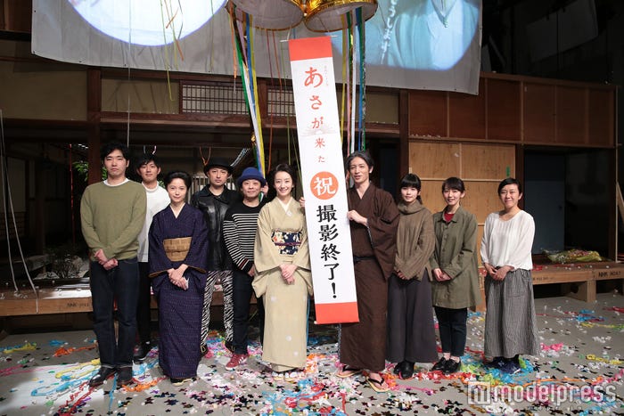左から:柄本佑、工藤阿須加、宮崎あおい、山内圭哉、三宅弘城、波瑠、玉木宏、小芝風花、吉岡里帆、大森美香氏(C)NHK