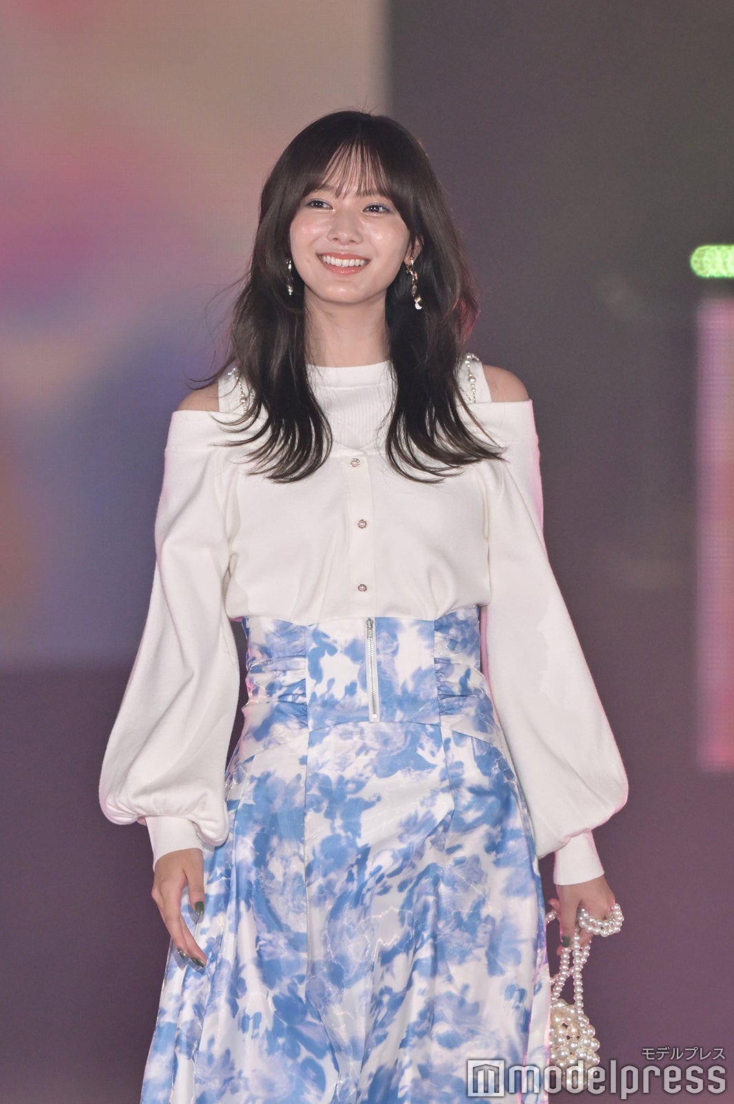 櫻坂46田村保乃、“肩見せ”で華奢スタイル際立つ＜GirlsAward