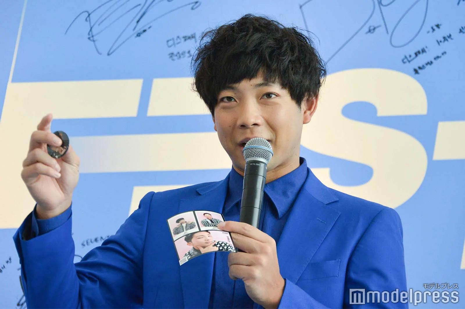 BTS・RMグッズを見せびらかす前田裕太（C）モデルプレス