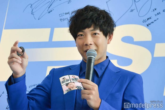 BTS・RMグッズを見せびらかす前田裕太(C)モデルプレス