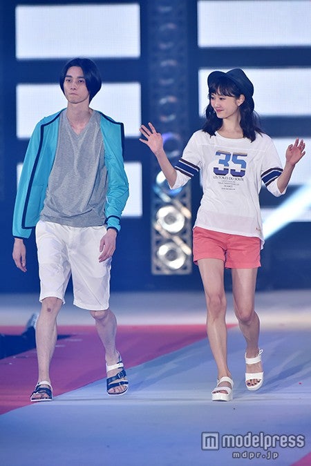 （左から）栁俊太郎、鈴木友菜