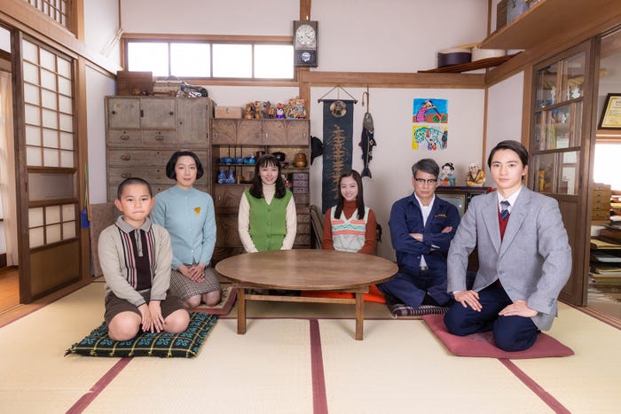 (左から)番家天嵩、江口のりこ、飯豊まりえ、橋本環奈、唐沢寿明、木戸大聖(C)テレビ朝日