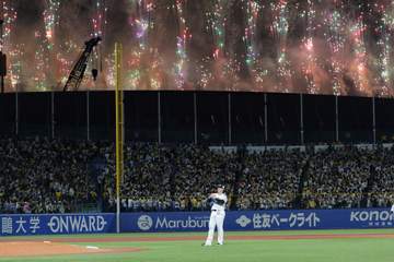 花火で神宮球場のヤクルト－阪神戦が中断 隣接のMUFGスタジアムでTWICEのライブ開催 