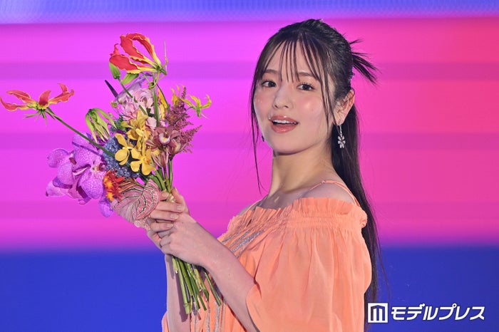 横田真悠、オフショルワンピで笑顔弾ける【GirlsAward 2024 S／S】