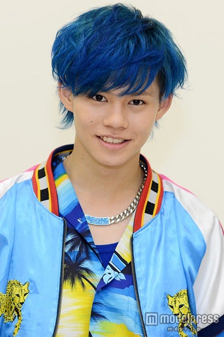 イメージカラーの青も！ （C）モデルプレス