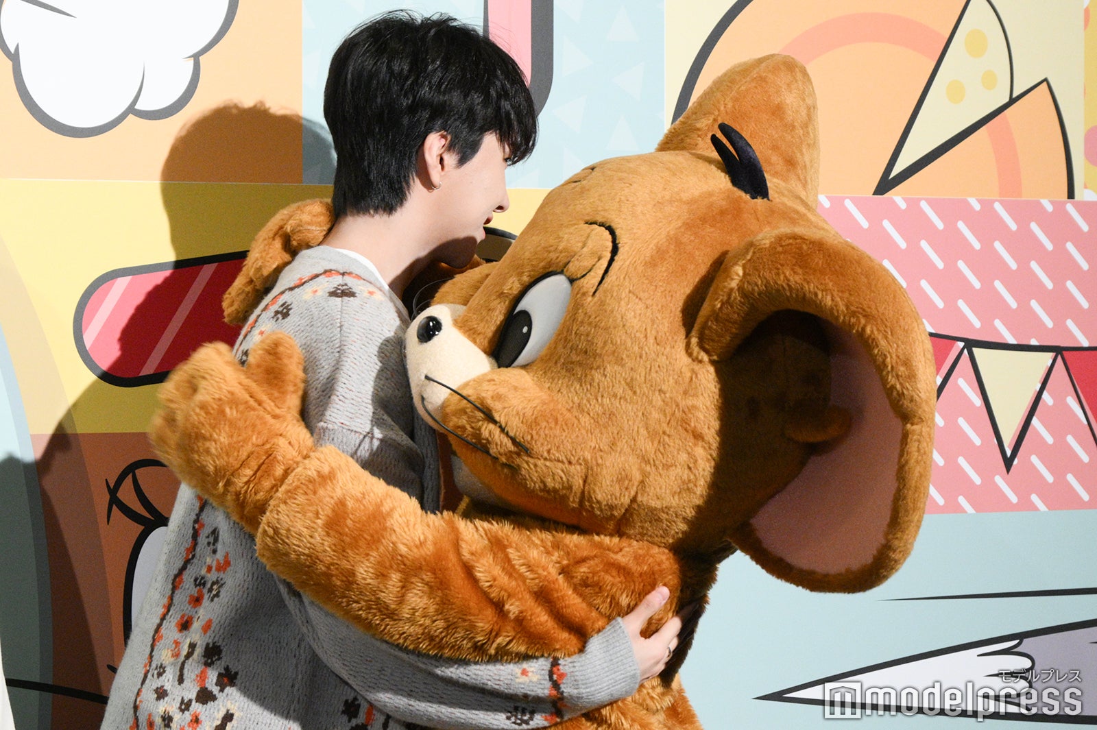 ジェリーとハグするWOONHAK（ウナク）（C）モデルプレス