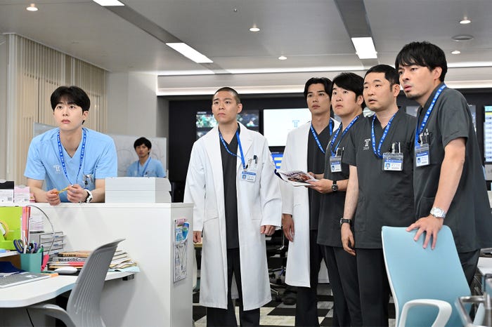 キム・ムジュン、松川尚瑠輝、ヤマダユウスケ、森田甘路、今野浩喜、内村透「ブラックペアン シーズン2」第4話より(C)TBS