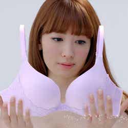 小嶋陽菜/「PEACH JOHN」の新商品「ドリームブラ」ショートムービーより