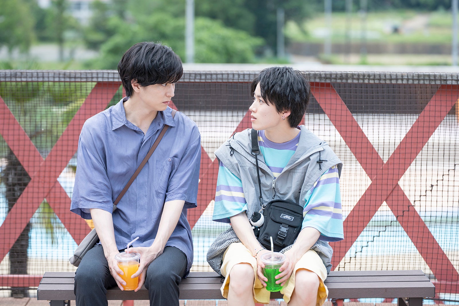 稲葉友、奥智哉「みなと商事コインランドリー2」第11話より（C）缶爪さわ・椿ゆず／KADOKAWA／「みなと商事コインランドリー2」製作委員会