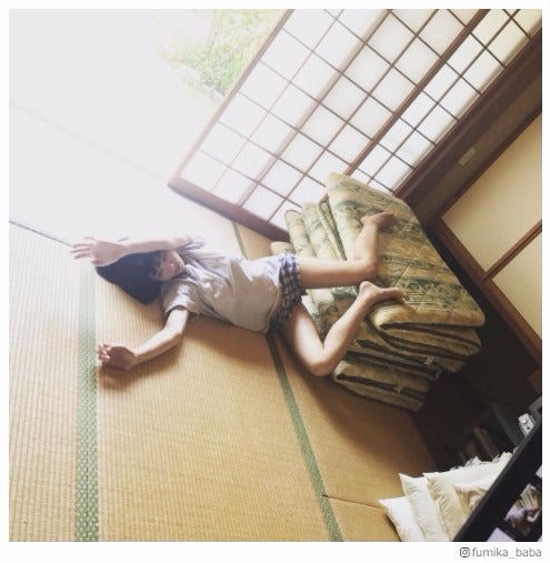 馬場ふみか、生足全開の無防備ショット「美脚すぎ」「凄い体勢」