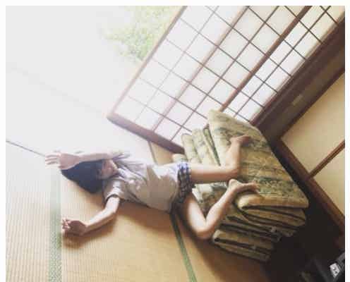 馬場ふみか、生足全開の無防備ショット「美脚すぎ」「凄い体勢」