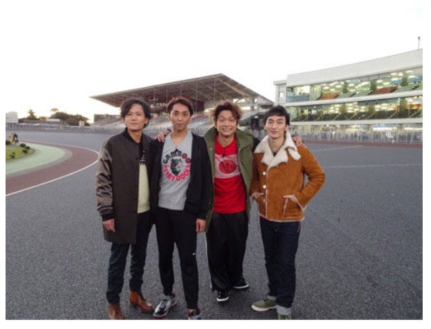 オートレース場での稲垣吾郎・森且行・香取慎吾・草なぎ剛/稲垣吾郎オフィシャルブログ(Ameba)より