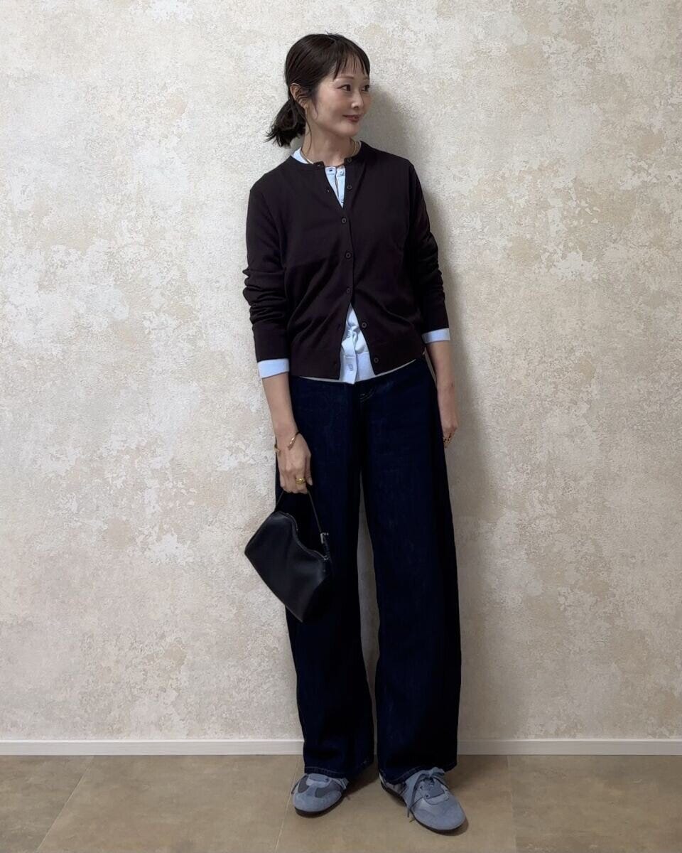 ユニクロUVカットクルーネックカーディガン　ブラウン×ブルーレイヤードコーデ