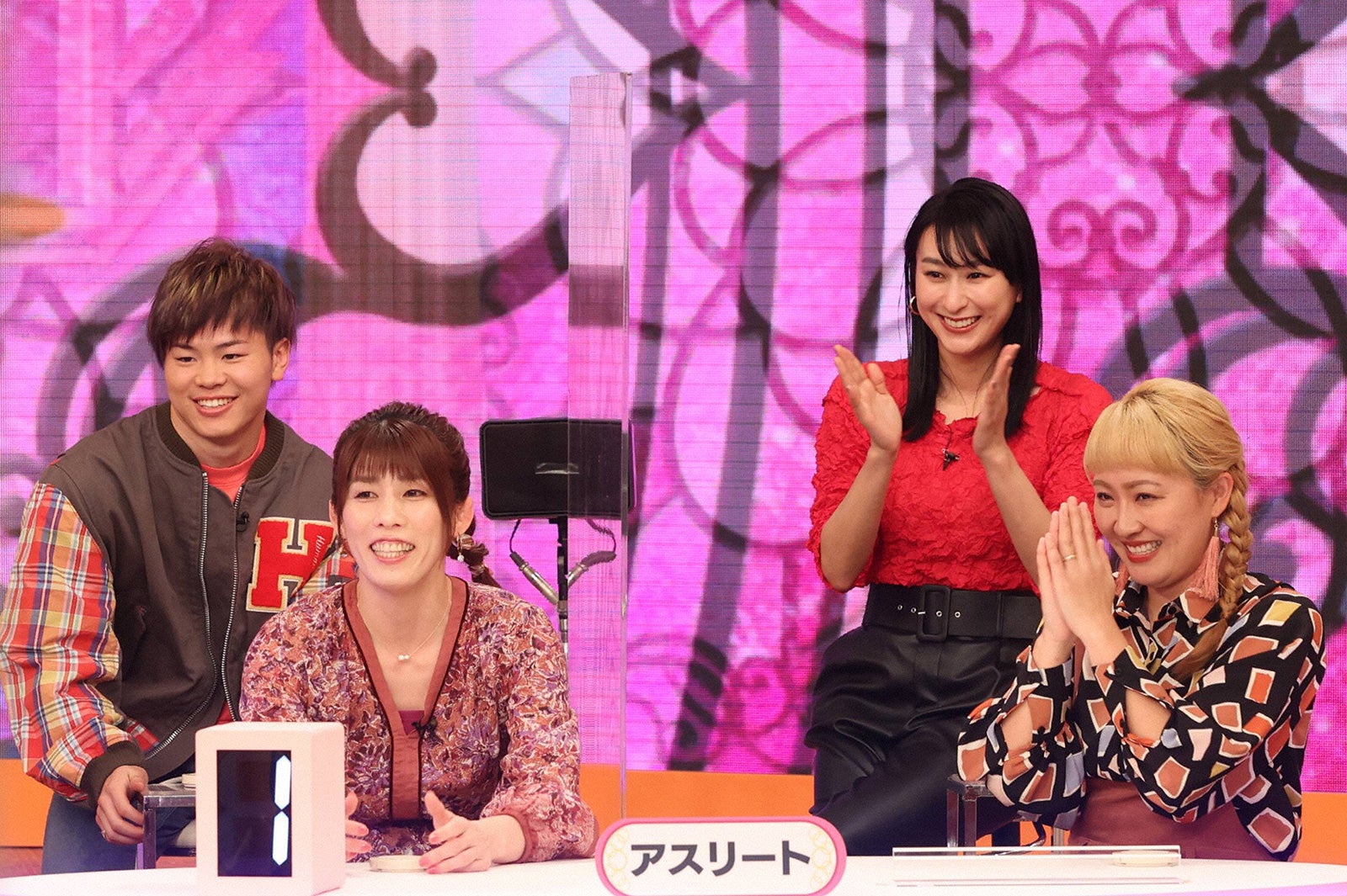 アスリートチーム（前列左から）吉田沙保里、丸山桂里奈（後列左から）那須川天心、浅田舞 （C）フジテレビ