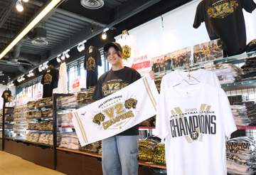 阪神のリーグ優勝記念グッズの販売が球場付近のチームショップでスタート 11、12日は事前抽選制で入場規制も