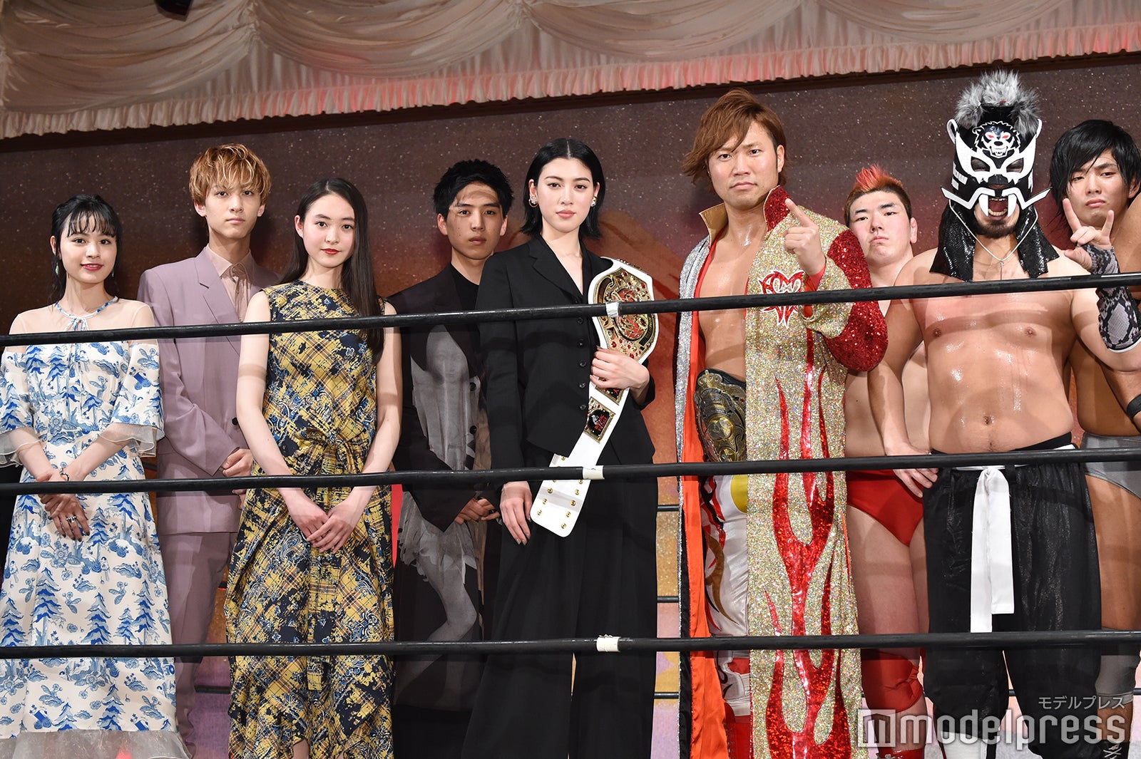 （左から）大谷凛香、古川毅、宮野陽名、坂東龍汰、三吉彩花、「全日本プロレス」の選手たち（C）モデルプレス