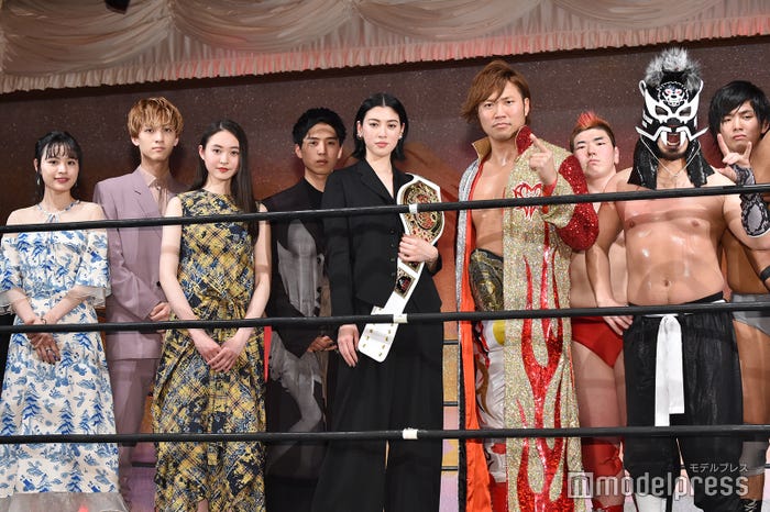 (左から)大谷凛香、古川毅、宮野陽名、坂東龍汰、三吉彩花、「全日本プロレス」の選手たち(C)モデルプレス