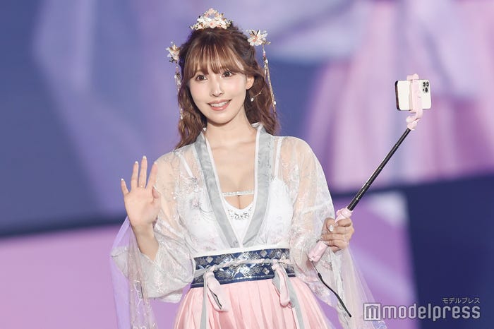 三上悠亜 (C)モデルプレス