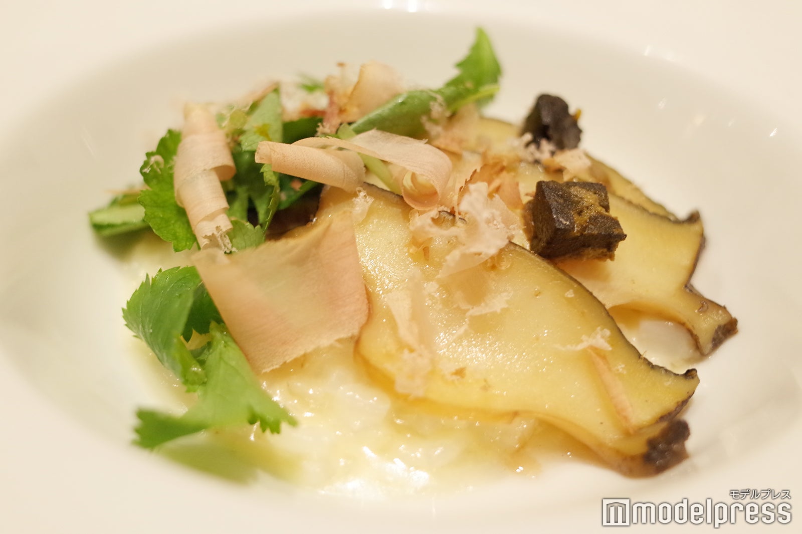 黒鮑と鮑の肝リゾット 三つ葉添え 波切産鰹節を振りかけて（C）モデルプレス