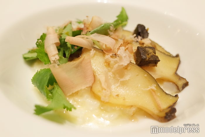 黒鮑と鮑の肝リゾット 三つ葉添え 波切産鰹節を振りかけて(C)ビューティーガール