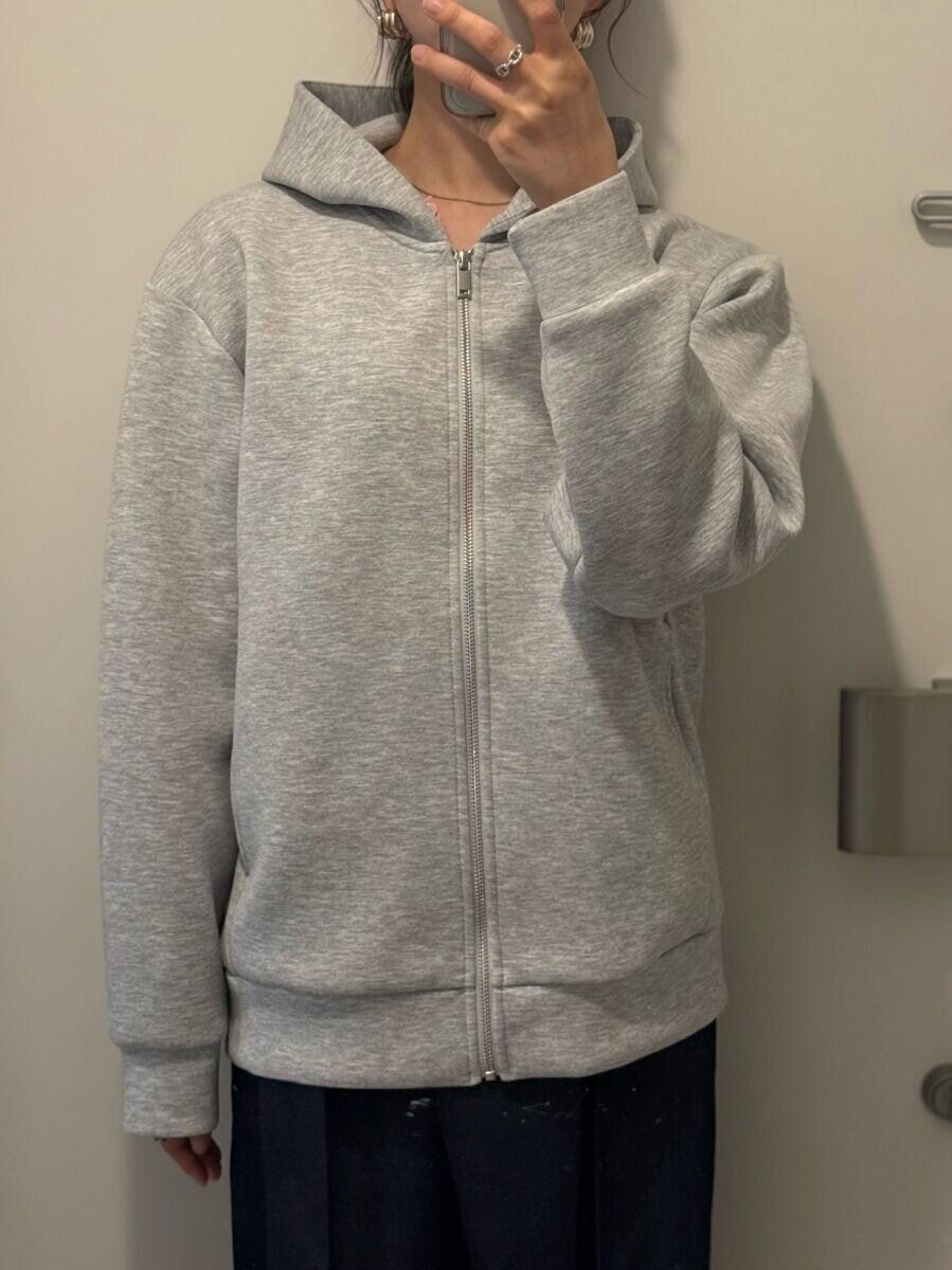 GU　パフスウェットフルジップパーカ　Sサイズ着用