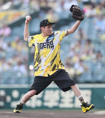 佐藤隆太にまさかのサプライズ！始球式で“川藤対決” 甲子園のマウンドにひざまずくも聖地が大歓声