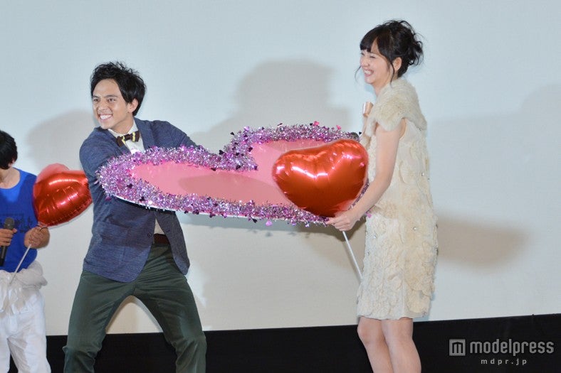 （左より）満島真之介、佐々木希