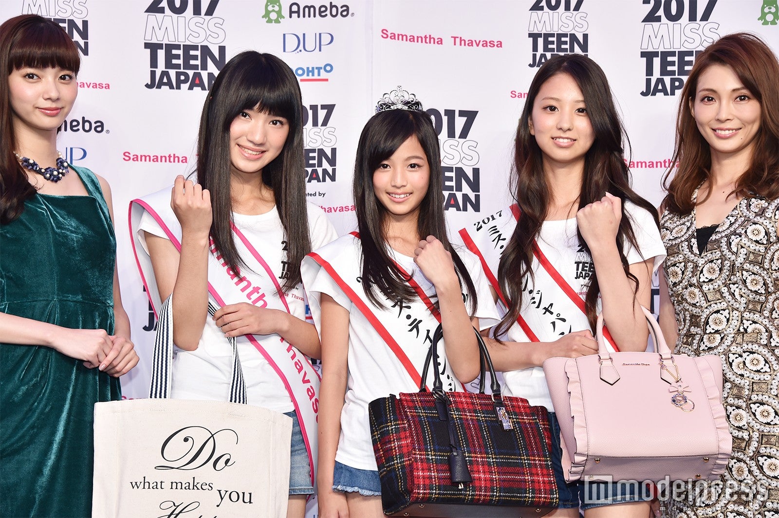 （左から）新川優愛、時吉真子さん、糸瀬七葉さん、小森澪菜さん、押切もえ（C）モデルプレス