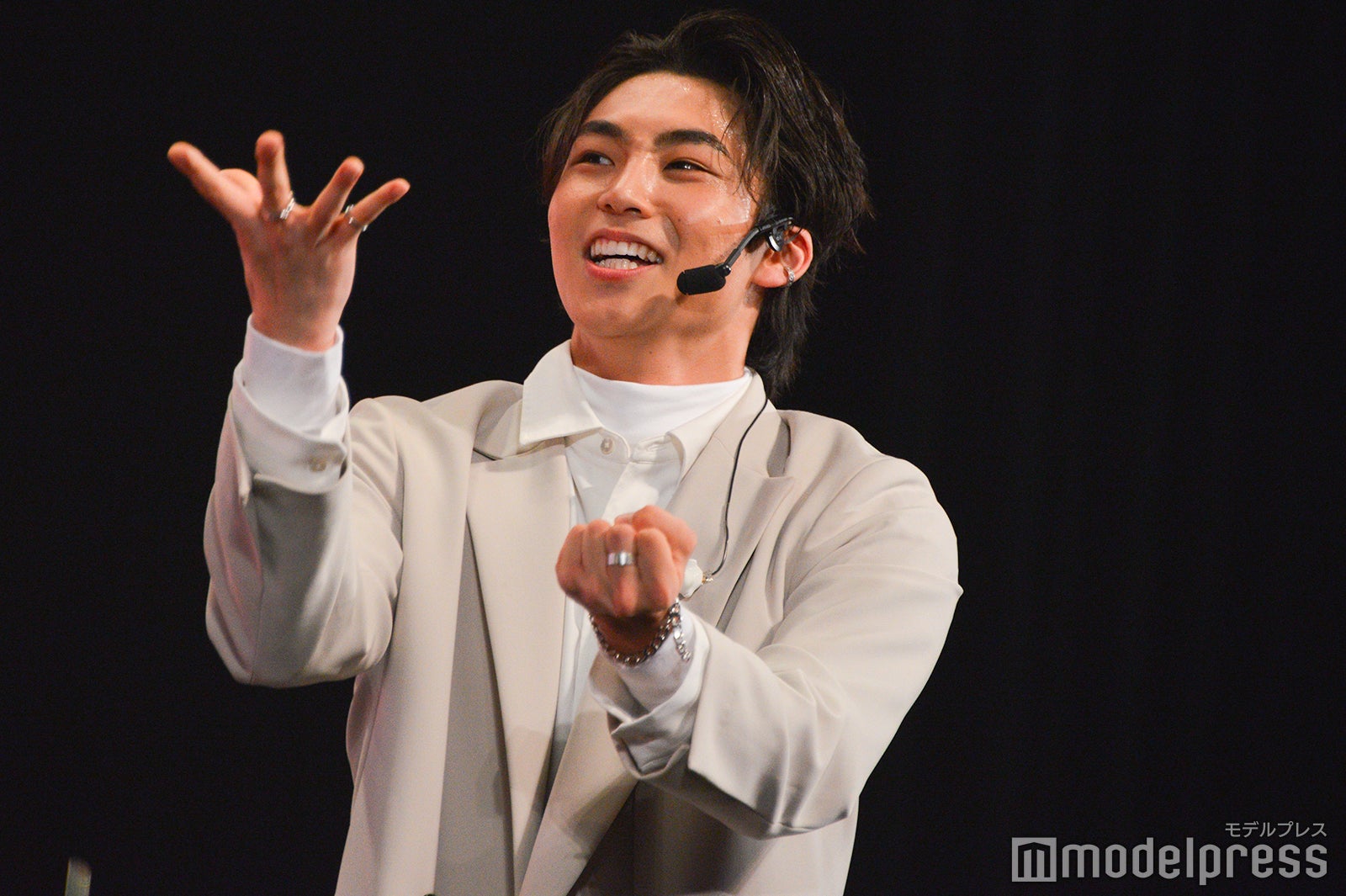 「Come Again」の振りを「スーパーお手玉タイム」とレクチャーする八村倫太郎 （C）モデルプレス