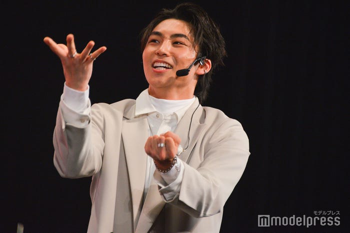 「Come Again」の振りを「スーパーお手玉タイム」とレクチャーする八村倫太郎 (C)モデルプレス