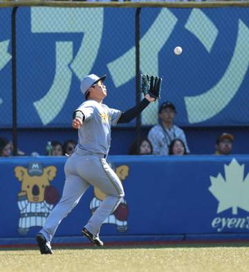 阪神 森下翔太が痛恨の落球→打者走者の友杉が一気に生還 記録は失策 ZOZOマリンが騒然