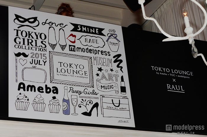 DJブースにもWALNUTが手がけたパネルを装飾