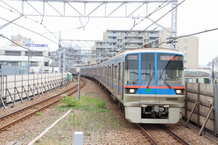 高架線上を快走する三田線6300形