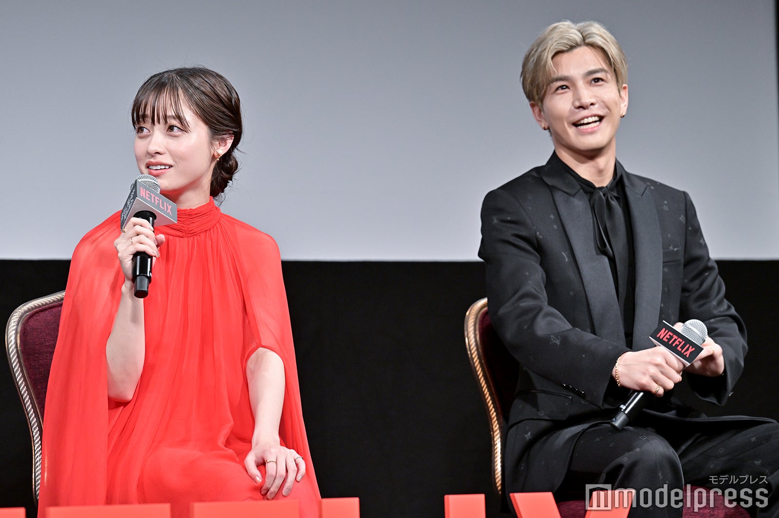 橋本環奈、岩田剛典（C）モデルプレス