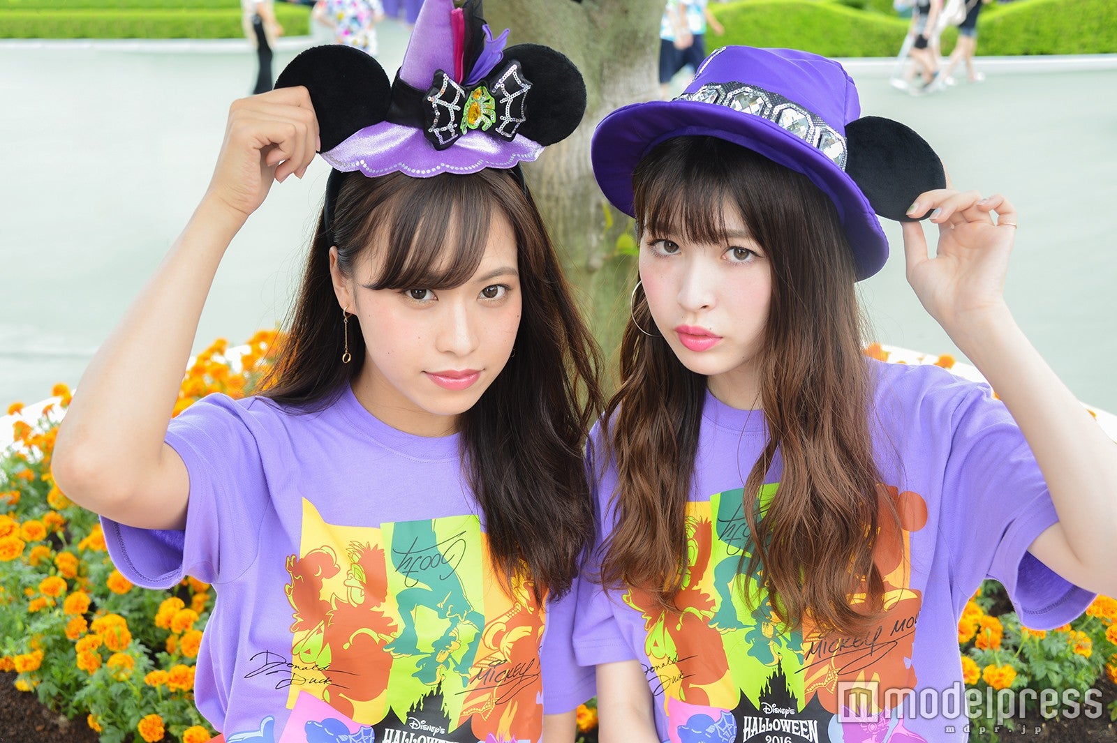 カチューシャ（1800円）、ファンキャップ（3000円）、Tシャツ（各2300円～2900円）／モデル：山本沙樹（左）、田方萌子（右）／（C）モデルプレス