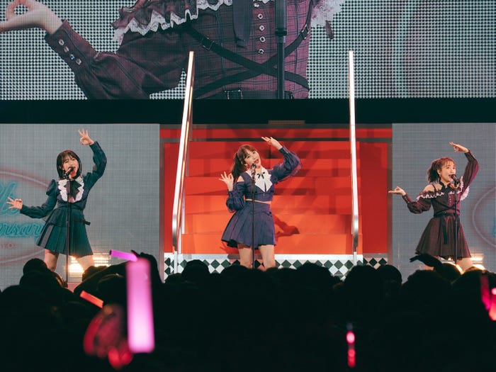 「ヘビーローテーション」峯岸みなみ、小嶋陽菜、高橋みなみ「ノースリーブス15th Anniversary Live」(提供写真)