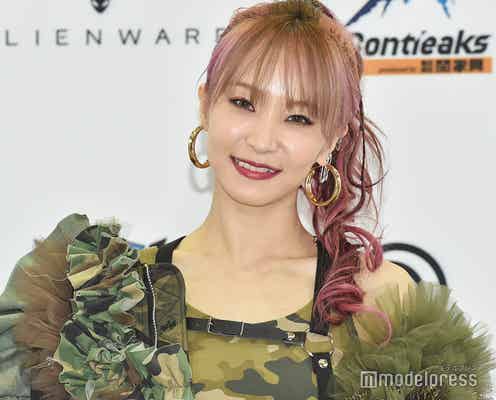 LiSA、“美脚全開”ミリタリー風SEXY衣装で登場 新曲も披露
